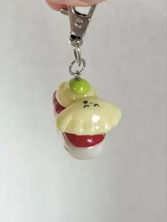 まぐろ寿司に乗る餃子のキーホルダー