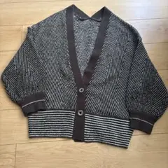 エスパスデカルマ　軽く暖かく柔らかいカーディガン　変わり襟　上品色