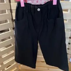 黒の膝丈ズボン