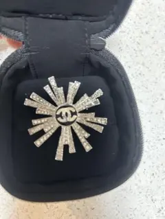 CHANEL ココマーク ブローチ シルバー系のサムネイル