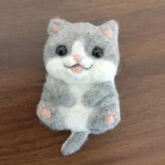 羊毛フェルト　ねこブローチ