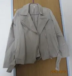 ベージュ ライダースジャケット ベルト付き