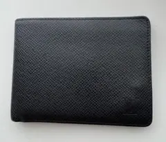 ブラックレザー 二つ折り財布 ロゴ入り
