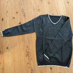 【新品】ダークグレーカラーＶネックニット　XL