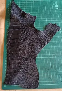エキゾチックレザー　ハギレ　濃い紺色　マット