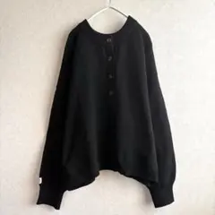 Java ブラックボタン付きオーバーサイズニットセーター