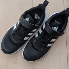 adidas スニーカー