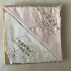 中国記念　刺繍入りハンカチ ピンクとホワイト