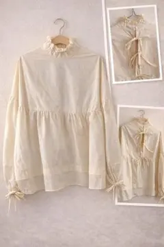 フリル付きハイネックシャツ クリーム色