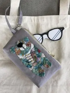 ダーニング刺繍　青系子熊　ファスナーポーチ　紐付