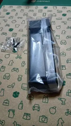 ブラックのドアストッパー。強力なクロコダイル両面テープと木製のドア用のネジ2本付