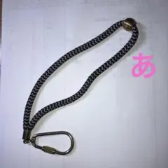 絹糸・伊賀手組み・組紐・青と薄いピンクのストライプ カラビナ付き