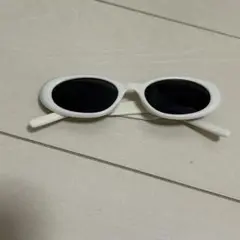 ホワイトオーバル型サングラス　白
