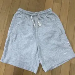 Nike Standard Issue グレーショートパンツ
