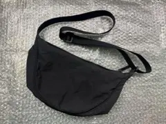 □ UNIQLO ラウンドミニショルダーバッグ バナナバッグ 黒 □