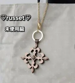 定価8580円✨未使用級✨ラシットモノグラムチャーム　アイボリー　ロゴのサムネイル