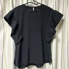 美品　フレンチスリーブ　フリル　ブラック　カットソー　ブラウス　シャツ　しまむらのサムネイル