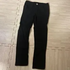 黒いスリムフィット長ズボン