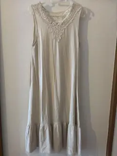 レース装飾ノースリーブ膝丈ワンピース