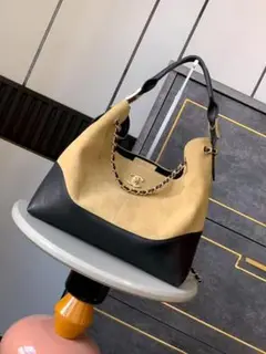 CHANEL ベージュと黒のショルダーバッグ