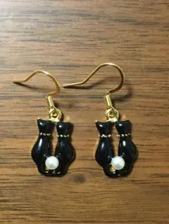 黒猫のサージカルピアス