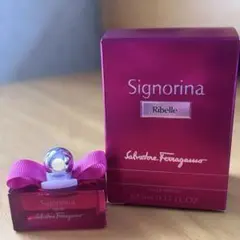 シニョリーナ リベレ オーデパルファム　香水　新品