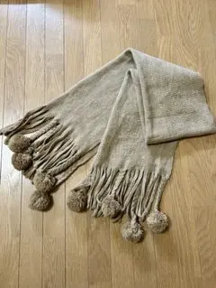 ベージュ ポンポン付き マフラー