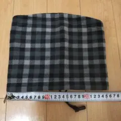 フリース ネックウォーマー グレーと黒のチェック柄