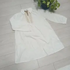 ハトマ　デニム刺繍入りホワイトコットンシャツスキッパータグ付き　白トップス