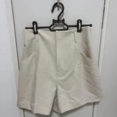 ハイウエスト ショートパンツ アイボリー Mサイズのサムネイル