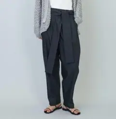 プルミエアロンディスモン 1er テーパード タックパンツ ベルト付き