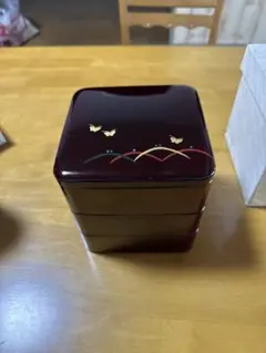 深い赤色の3段重箱・蝶模様・箱付き