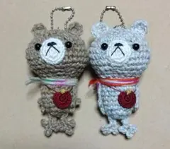 ハンドメイド　あみぐるみ　ポシェットを付けたくまのキーホルダー