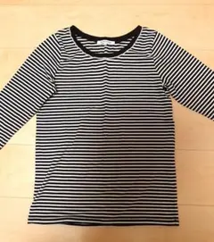 定番のボーダーロンT。ビジュー付き