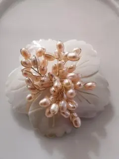 シェルと淡水パール　桜のような花モチーフのブローチ　大ぶり