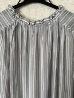 フリルネック シャツ