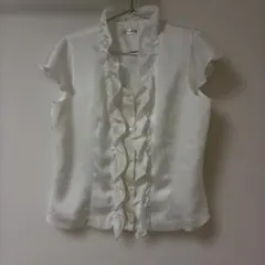 フリル付きホワイト半袖シャツ