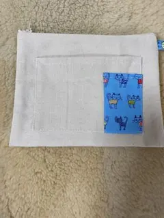 ネコ柄のポケットがアクセントのポ-チ