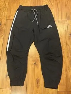 adidas ナイロンパンツ