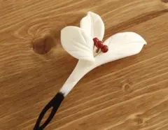 白い花のかんざし 赤い装飾付き