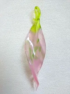 リーフ型 ペンダントトップ 重さ8g ピンク系