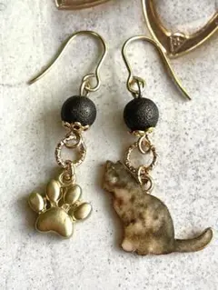 アンティークチャーム茶色猫ちゃん肉球ピアスイヤリング 263