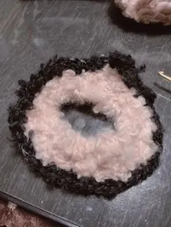 黒とピンクのシュシュ