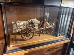 【希少・ガラスケース付】北海道銘木 木彫り 荷馬車 置物 工芸品 希少・ガラスケース付】北海道銘木 木彫り 荷馬車 置物 工芸品 - メルカリ