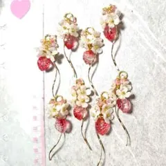 689☆パーツ☆いちごチャーム(^^♪
