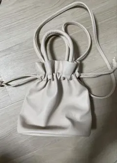 ホワイト 巾着型 ショルダーバッグ　白