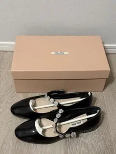 miu miu ビジュー付　パテントレザー　フラットシューズ　パンプスのサムネイル