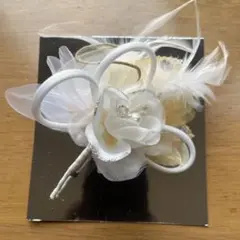 ホワイトコサージュ 花モチーフ ビジュー付き(ケース無し)