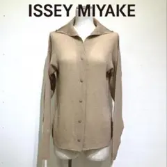 ISSEY MIYAKE ベージュボタン付きシャツ