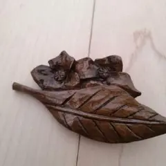 木製の葉っぱと花のブローチ